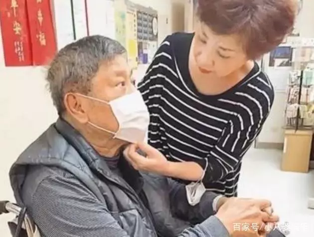 他登上春晚一夜成名,意外變成「弱智」,女友賣掉房子苦守21年