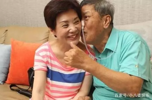 他登上春晚一夜成名,意外變成「弱智」,女友賣掉房子苦守21年
