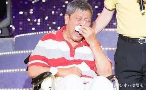 他登上春晚一夜成名,意外變成「弱智」,女友賣掉房子苦守21年