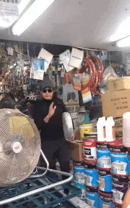 65歲周潤發現身五金店 懷抱水管小跑 52歲周慧敏坐地鐵卻不會買票