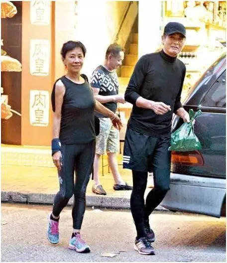 65歲周潤發現身五金店 懷抱水管小跑 52歲周慧敏坐地鐵卻不會買票