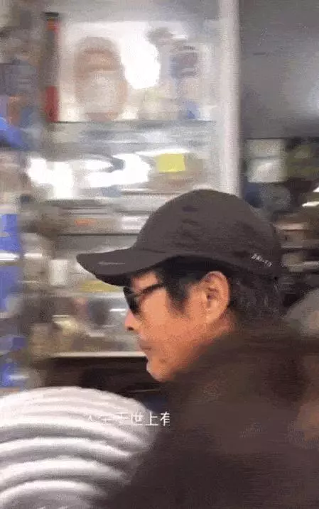 65歲周潤發現身五金店 懷抱水管小跑 52歲周慧敏坐地鐵卻不會買票