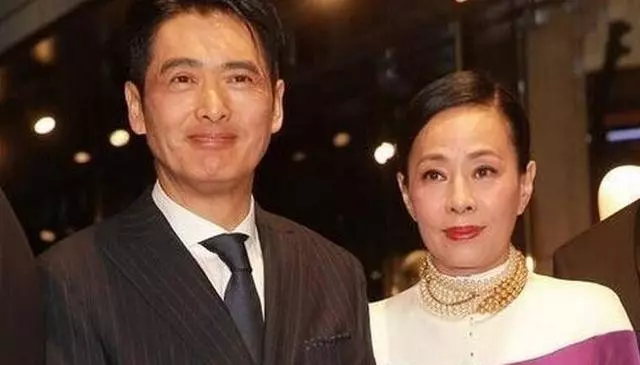 65歲周潤發現身五金店 懷抱水管小跑 52歲周慧敏坐地鐵卻不會買票