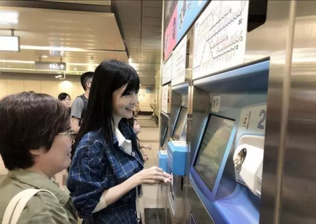65歲周潤發現身五金店 懷抱水管小跑 52歲周慧敏坐地鐵卻不會買票