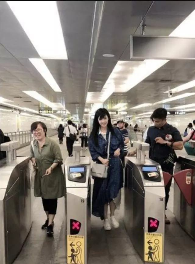 65歲周潤發現身五金店 懷抱水管小跑 52歲周慧敏坐地鐵卻不會買票
