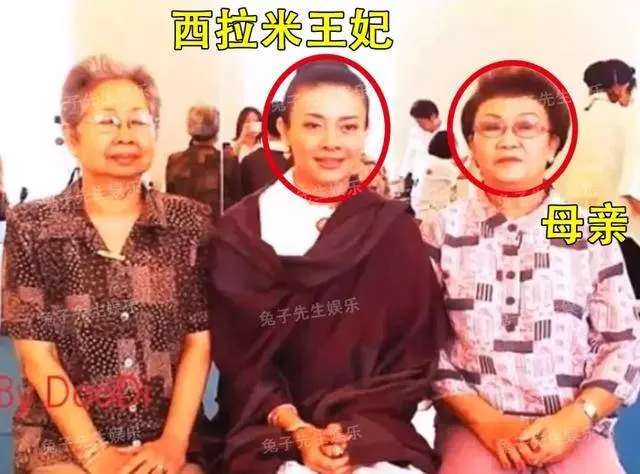 【媽媽竟給兒子下跪磕頭!】泰國王妃淪為一介草民,坐在尼姑庵以淚洗面,見到兒子也要磕頭!