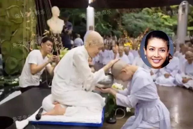 【媽媽竟給兒子下跪磕頭!】泰國王妃淪為一介草民,坐在尼姑庵以淚洗面,見到兒子也要磕頭!