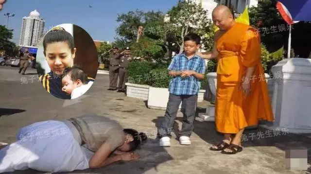 【媽媽竟給兒子下跪磕頭!】泰國王妃淪為一介草民,坐在尼姑庵以淚洗面,見到兒子也要磕頭!