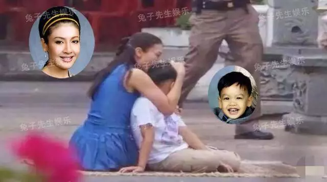 【媽媽竟給兒子下跪磕頭!】泰國王妃淪為一介草民,坐在尼姑庵以淚洗面,見到兒子也要磕頭!