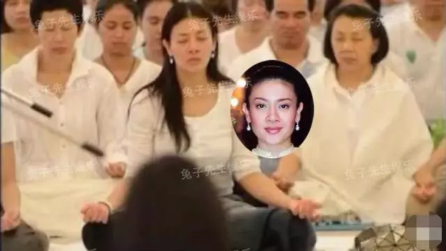 【媽媽竟給兒子下跪磕頭!】泰國王妃淪為一介草民,坐在尼姑庵以淚洗面,見到兒子也要磕頭!