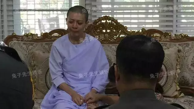 【媽媽竟給兒子下跪磕頭!】泰國王妃淪為一介草民,坐在尼姑庵以淚洗面,見到兒子也要磕頭!