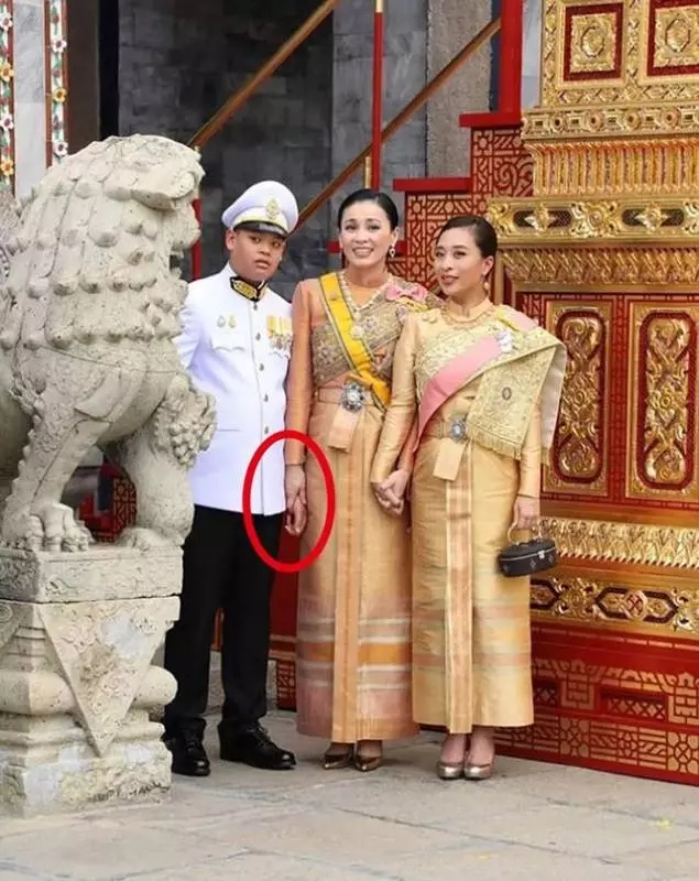【媽媽竟給兒子下跪磕頭!】泰國王妃淪為一介草民,坐在尼姑庵以淚洗面,見到兒子也要磕頭!