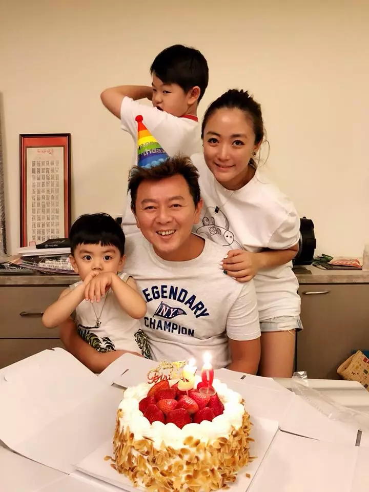 我好想他!庹宗康憶「已逝父失控崩潰」軍人爸對他最寵愛,「出門前必抱抱他」父子像朋友嘆:再也不能了~~