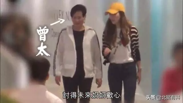 曾志偉妻子罕見露臉,與准兒媳逛街相處融洽,她性格溫和獨居20年