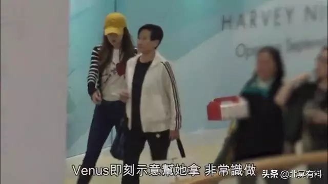 曾志偉妻子罕見露臉,與准兒媳逛街相處融洽,她性格溫和獨居20年