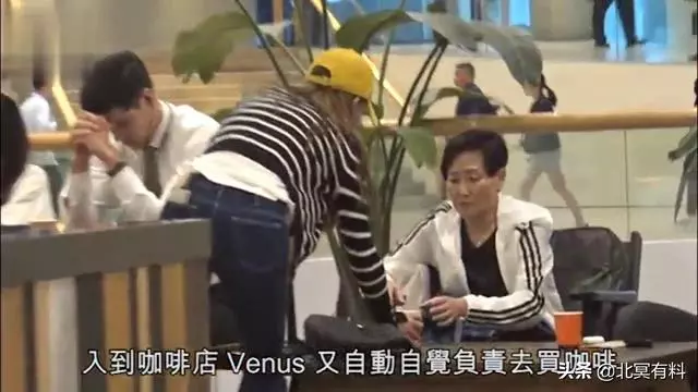 曾志偉妻子罕見露臉,與准兒媳逛街相處融洽,她性格溫和獨居20年