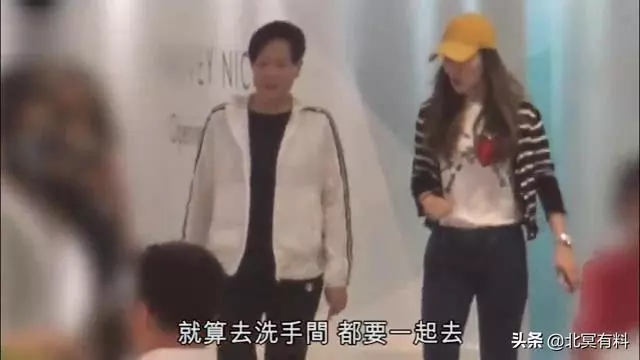 曾志偉妻子罕見露臉,與准兒媳逛街相處融洽,她性格溫和獨居20年