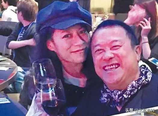 曾志偉妻子罕見露臉,與准兒媳逛街相處融洽,她性格溫和獨居20年