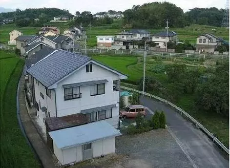 老公月薪三萬沒車沒房,當我看見小叔子別墅時,我憤怒的把婆家砸了