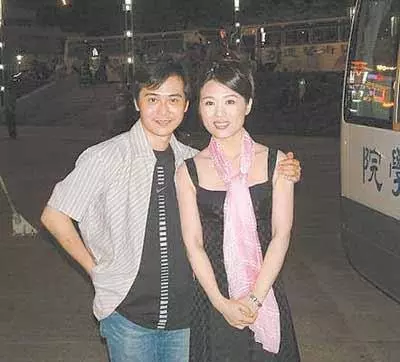 「42歲的她嫁給小15歲男友」姐弟戀曾不被看好 今「結婚15年不生子」夫妻同框差距好大