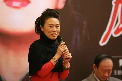 「42歲的她嫁給小15歲男友」姐弟戀曾不被看好 今「結婚15年不生子」夫妻同框差距好大
