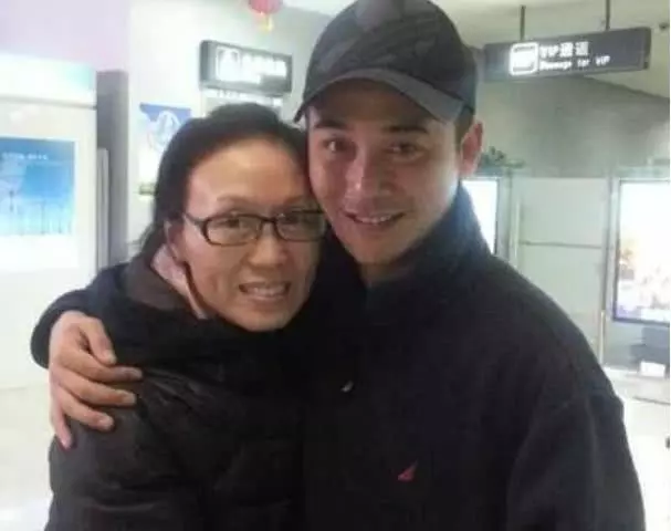 「42歲的她嫁給小15歲男友」姐弟戀曾不被看好 今「結婚15年不生子」夫妻同框差距好大