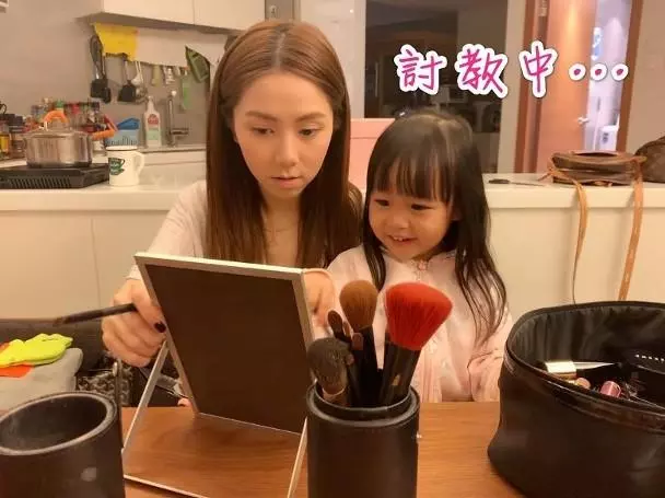 鄧紫棋教乾女兒化妝 兩人面對鏡子齊畫眉樂在其中