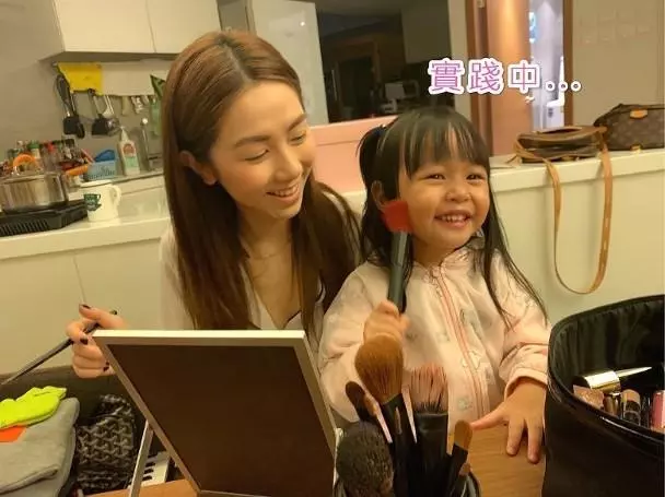 鄧紫棋教乾女兒化妝 兩人面對鏡子齊畫眉樂在其中