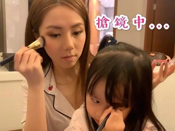 鄧紫棋教乾女兒化妝 兩人面對鏡子齊畫眉樂在其中