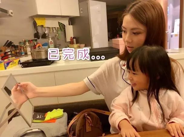 鄧紫棋教乾女兒化妝 兩人面對鏡子齊畫眉樂在其中