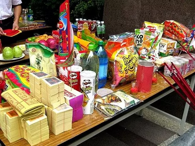 中元節大忌!拜完普渡「傾家蕩產」親人還走掉!他曝「拿國民美食去拜」會被好兄弟纏上:買的人是傻子!