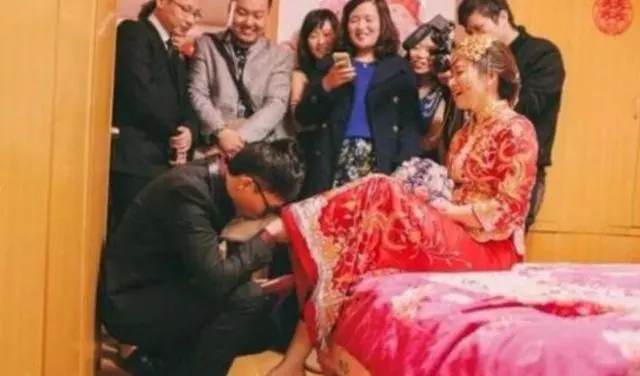 妻子不孕丈夫離婚再娶,多年後遇到岳母擺攤,看到一旁小孩哭斷腸