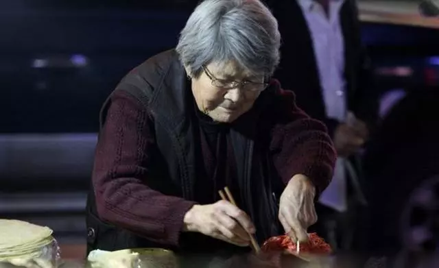 妻子不孕丈夫離婚再娶,多年後遇到岳母擺攤,看到一旁小孩哭斷腸