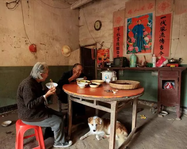 鄉下老母送來一袋臘肉,女兒嫌難吃放冰箱,半年後打開袋子我哭了