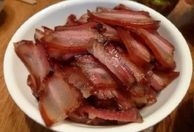 鄉下老母送來一袋臘肉,女兒嫌難吃放冰箱,半年後打開袋子我哭了