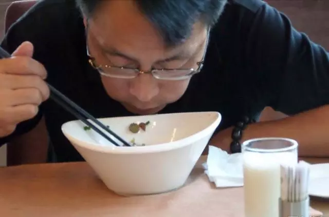 老人去城裡看病,養子吃飯沒叫他,養子走後,他走進廚房愣住了