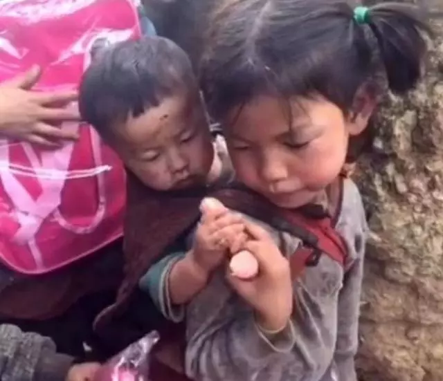 老太去兩個孩子家,每次到小兒子家吃飯卻不夾菜,原因讓人紅了眼