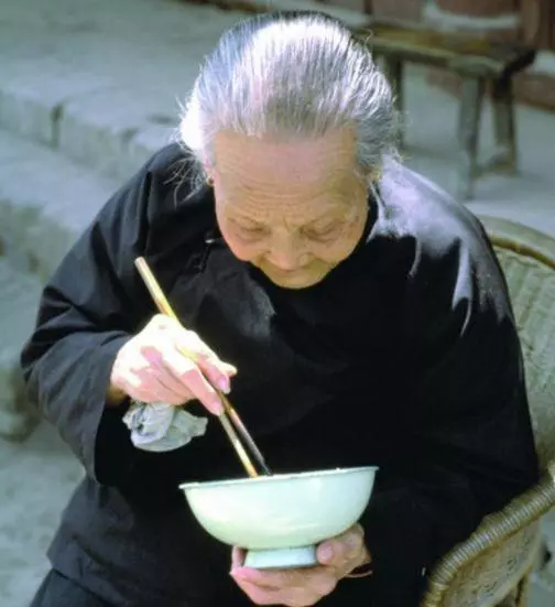 老太去兩個孩子家,每次到小兒子家吃飯卻不夾菜,原因讓人紅了眼