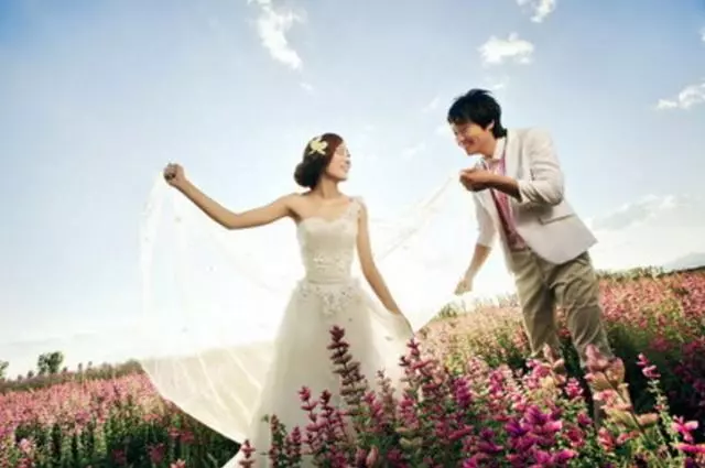 出差回來丈夫給我一份離婚協議,小姑子錯發了信息,我笑著簽了字