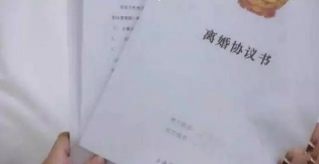 出差回來丈夫給我一份離婚協議,小姑子錯發了信息,我笑著簽了字