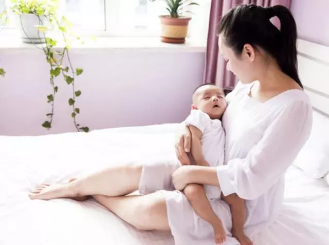 妻子坐月子,丈夫騙她說出差,回來看到家裡一屋的人,丈夫愣住了