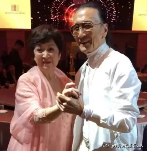 謝婷婷女兒生父疑曝,二人罕見秀恩愛,男方富二代長相威猛很強壯