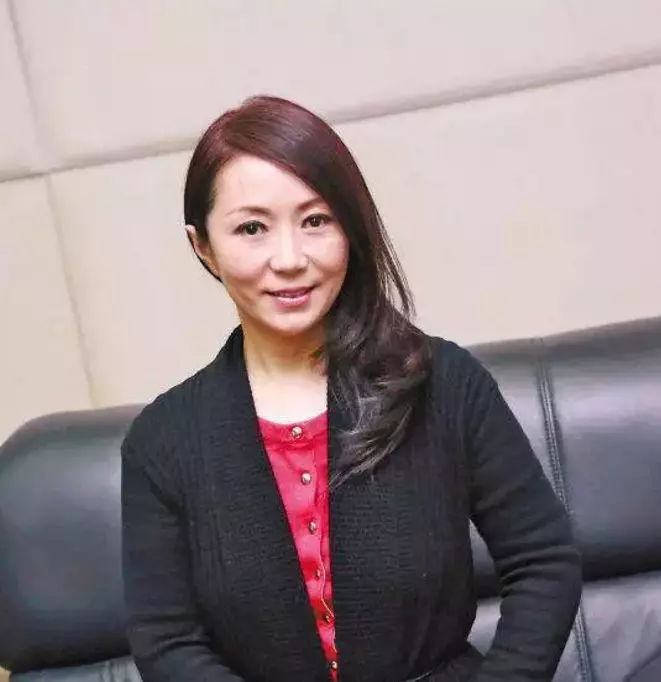 一曲《小螺號》走紅全國, 51歲大談母子戀, 領養女兒拒生孩子!