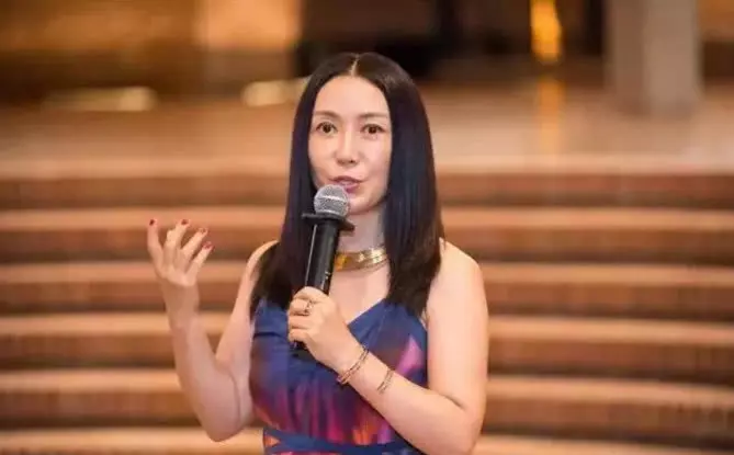 一曲《小螺號》走紅全國, 51歲大談母子戀, 領養女兒拒生孩子!