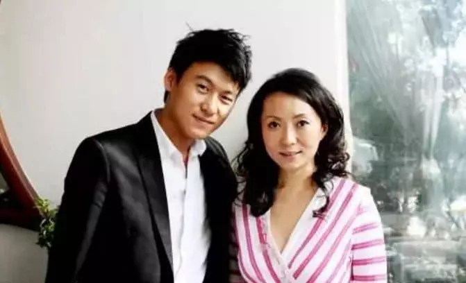 一曲《小螺號》走紅全國, 51歲大談母子戀, 領養女兒拒生孩子!