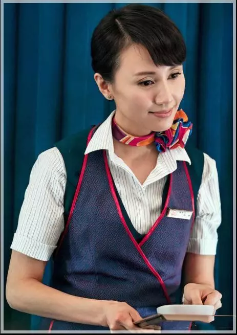 女星換上「空姐服」,本以為李沁夠美了,當看到劉亦菲:美到窒息!