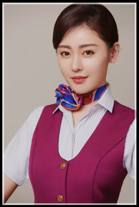 女星換上「空姐服」,本以為李沁夠美了,當看到劉亦菲:美到窒息!