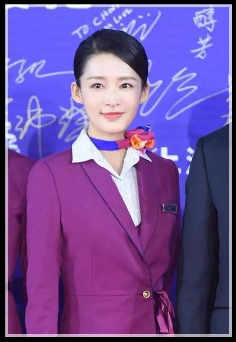 女星換上「空姐服」,本以為李沁夠美了,當看到劉亦菲:美到窒息!