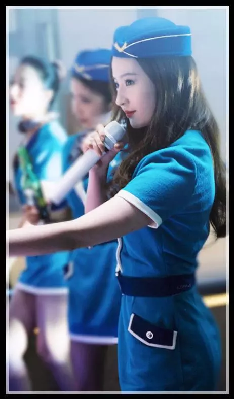 女星換上「空姐服」,本以為李沁夠美了,當看到劉亦菲:美到窒息!