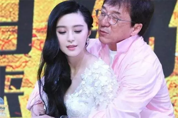 成龍抱過很多的女星:卻唯獨不敢對她伸咸豬手!手懸在半空!